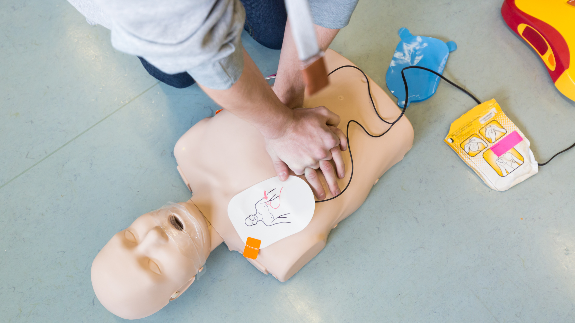 Jak przykleić elektrody AED
